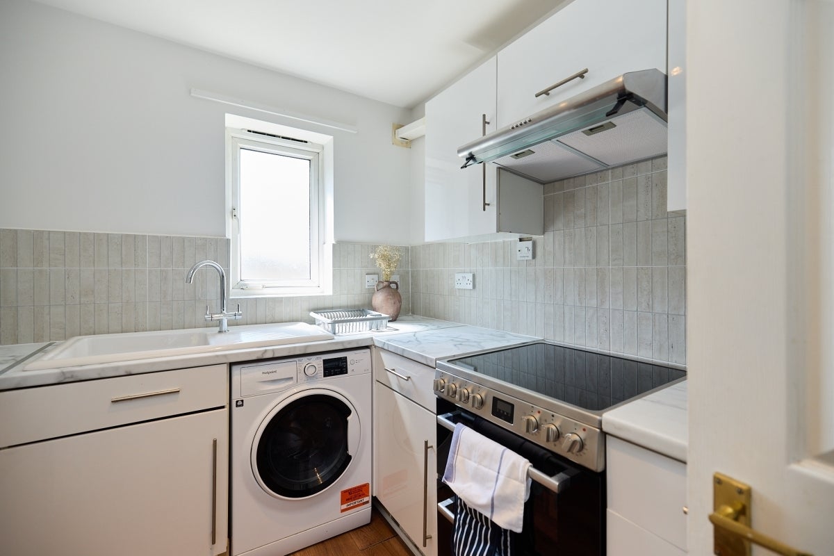 Flat Mellish Street in Greater London
