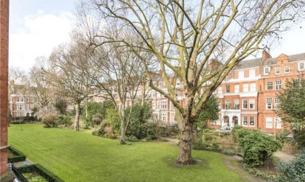 Flat Evelyn Gardens in London