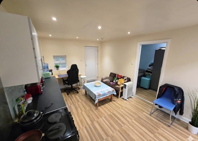 Flat Waterloo Road in Greater London