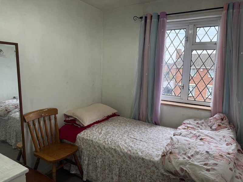 Room Middlepark Road in Brierley Hill