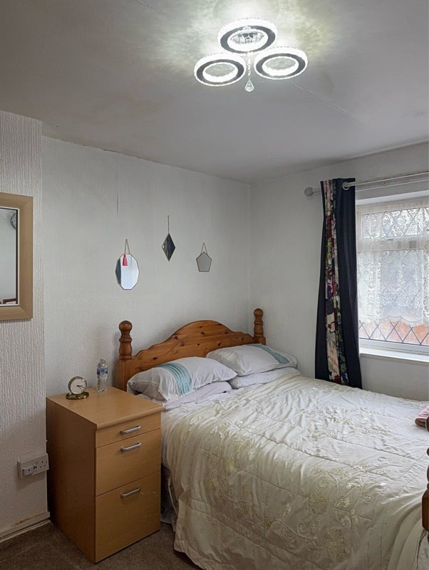 Room Middlepark Road in Brierley Hill