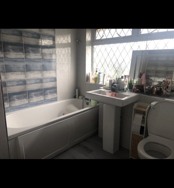 Room Middlepark Road in Brierley Hill
