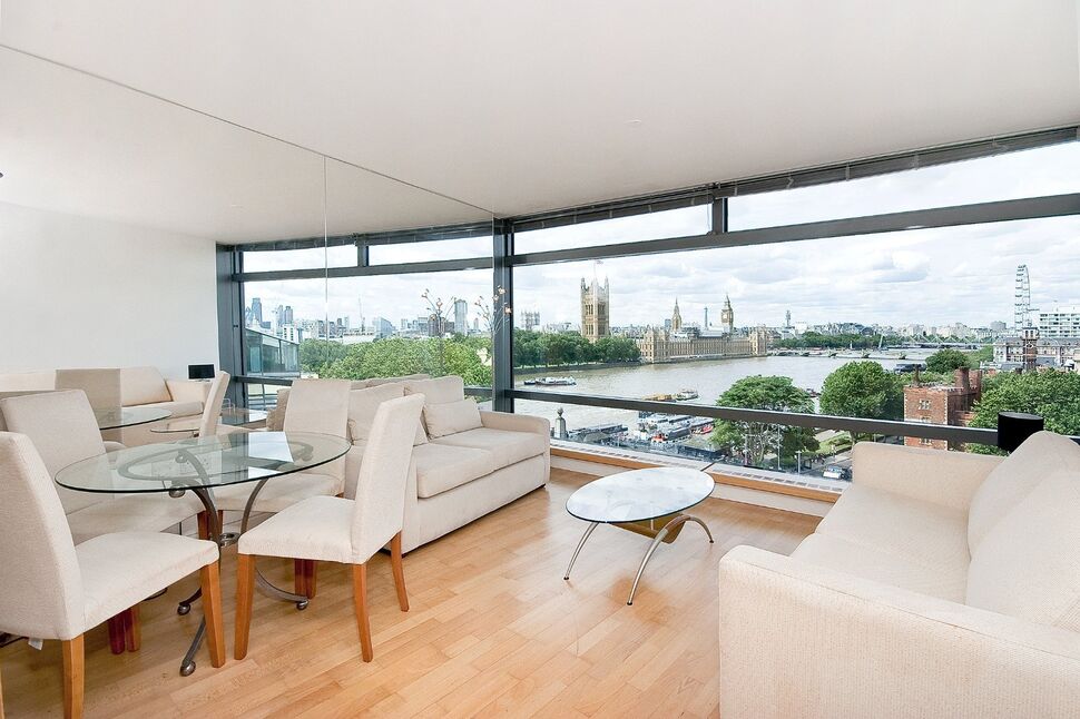 Flat Albert Embankment in Greater London