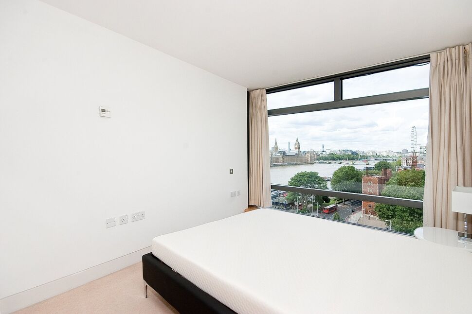 Flat Albert Embankment in Greater London