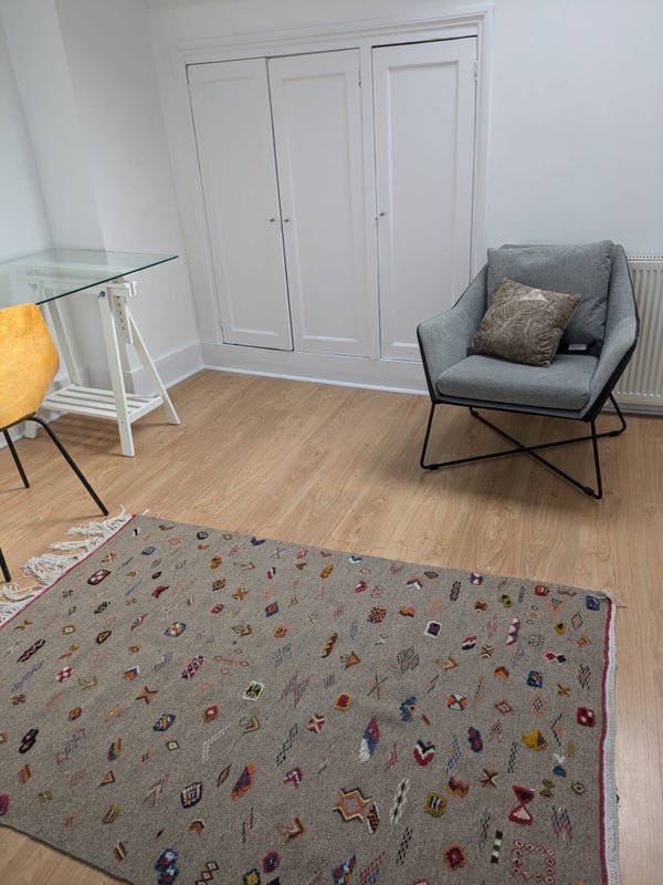 Room Rona Road in Greater London