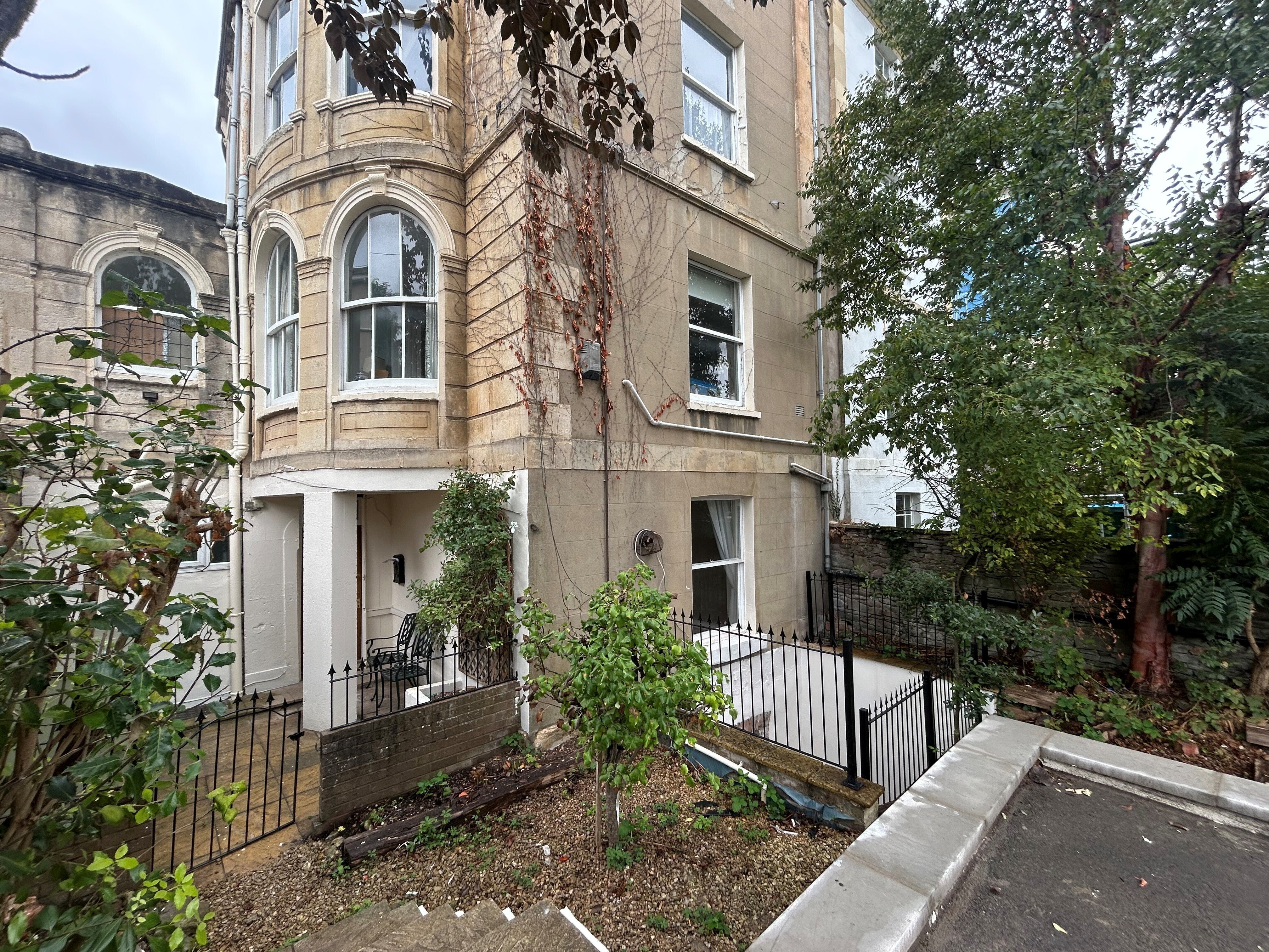 Flat Victoria Walk in Bristol