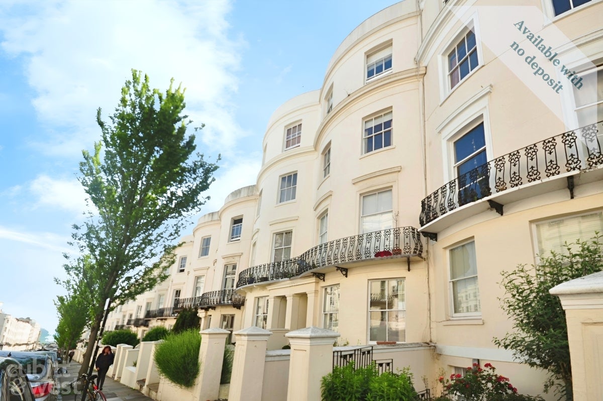 Flat Cator Crescent in Greater London