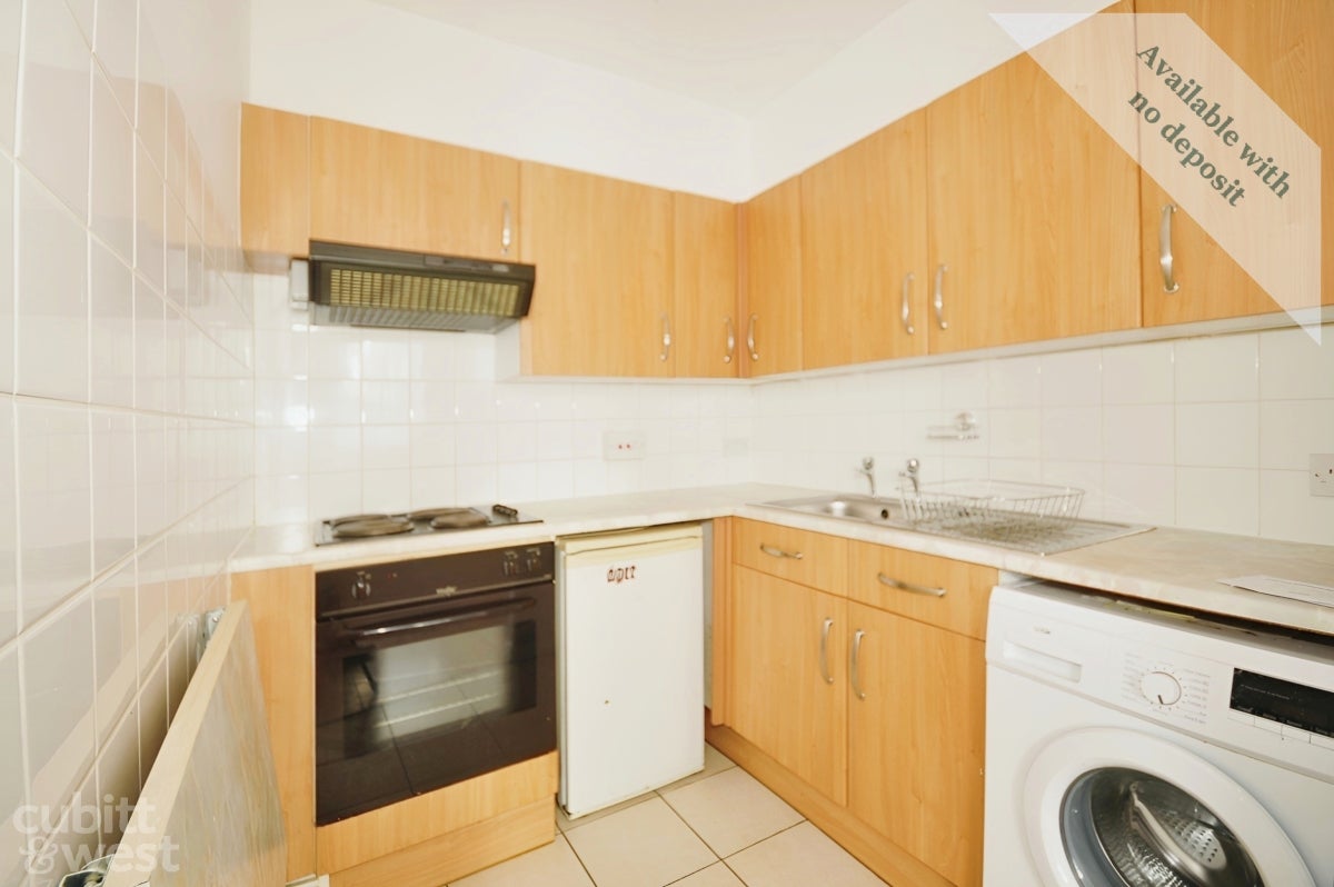 Flat Cator Crescent in Greater London