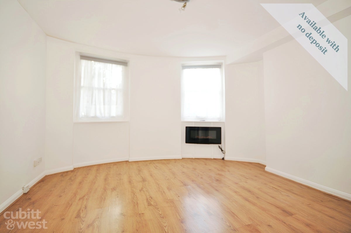 Flat Cator Crescent in Greater London
