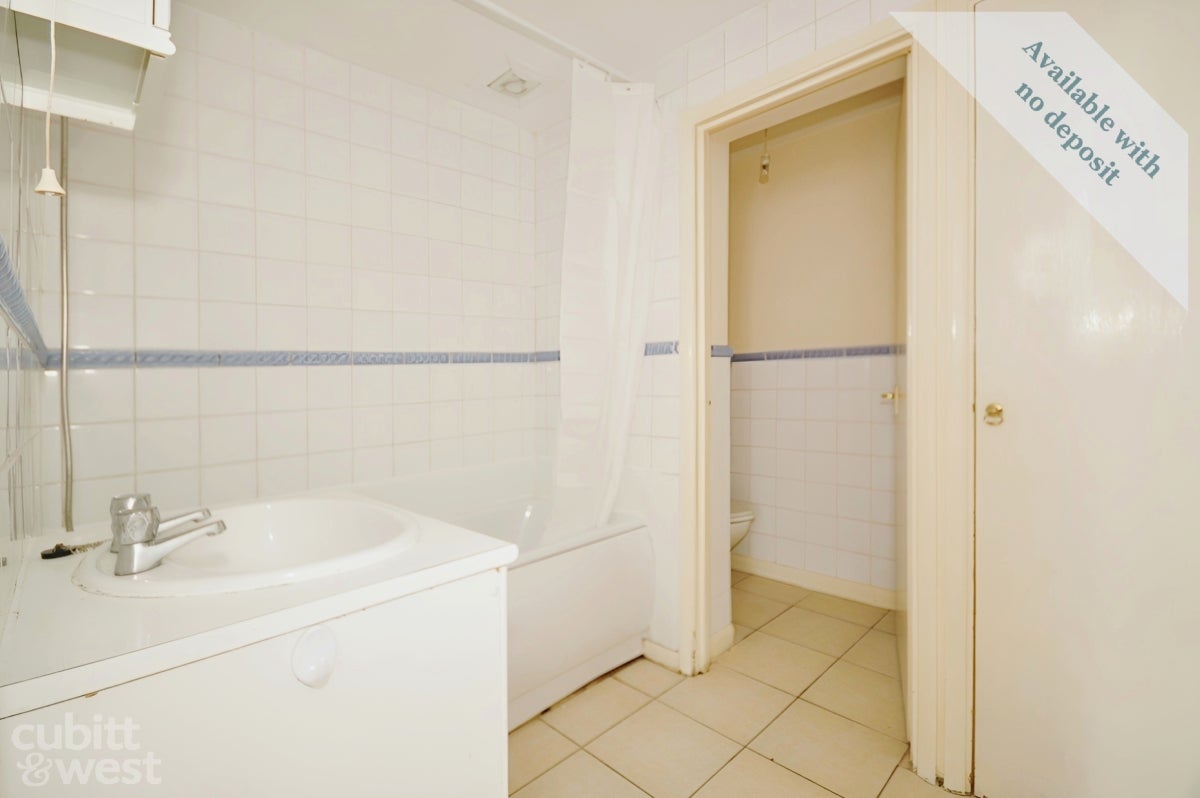 Flat Cator Crescent in Greater London