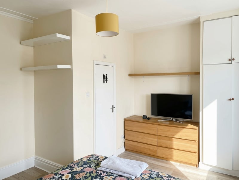 Flat Wightman Road in Greater London