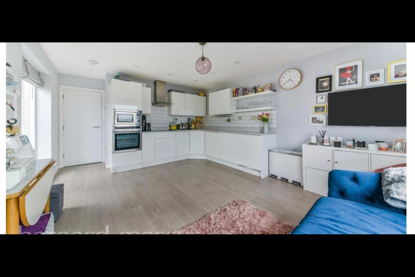 Flat Garratt Lane in Greater London