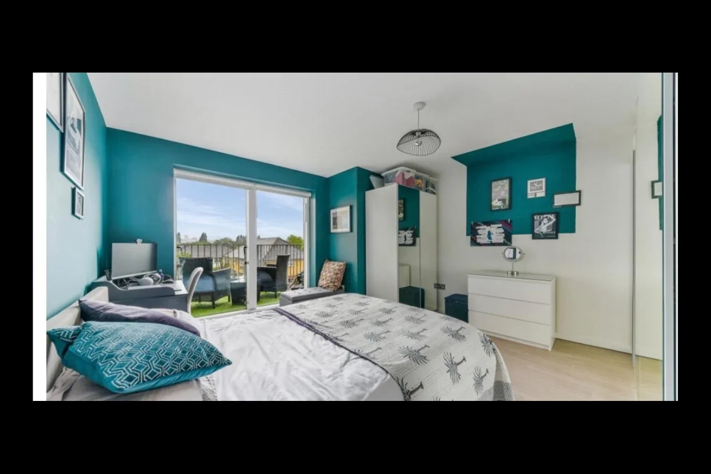 Flat Garratt Lane in Greater London