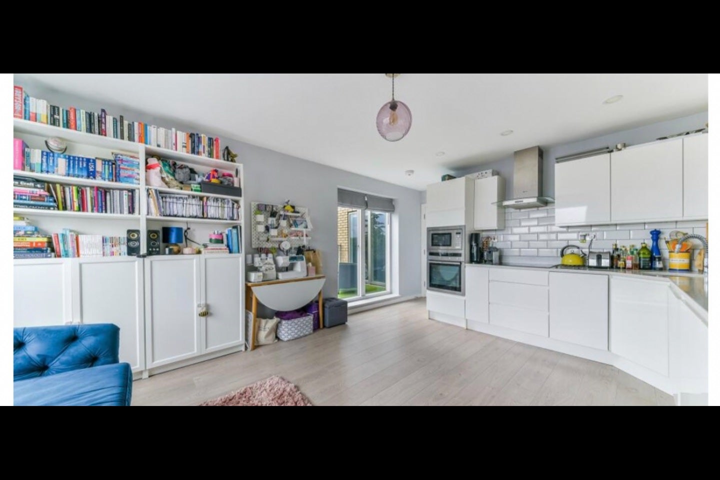 Flat Garratt Lane in Greater London