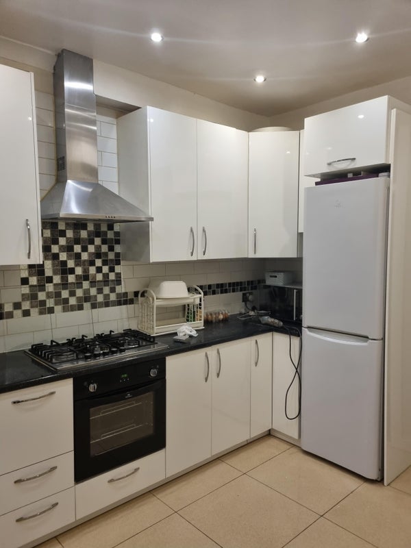 Room Mostyn Avenue in Greater London