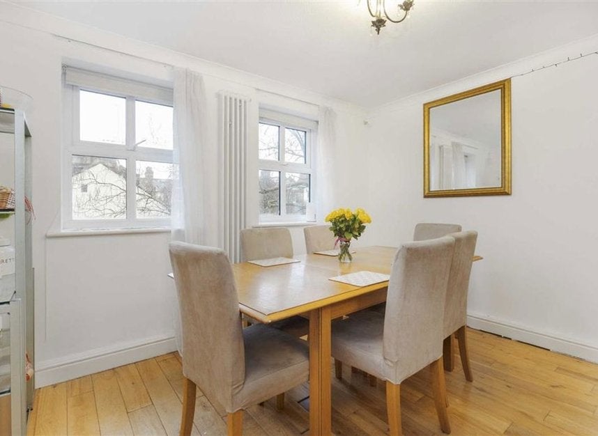 House Vauxhall Grove in Greater London