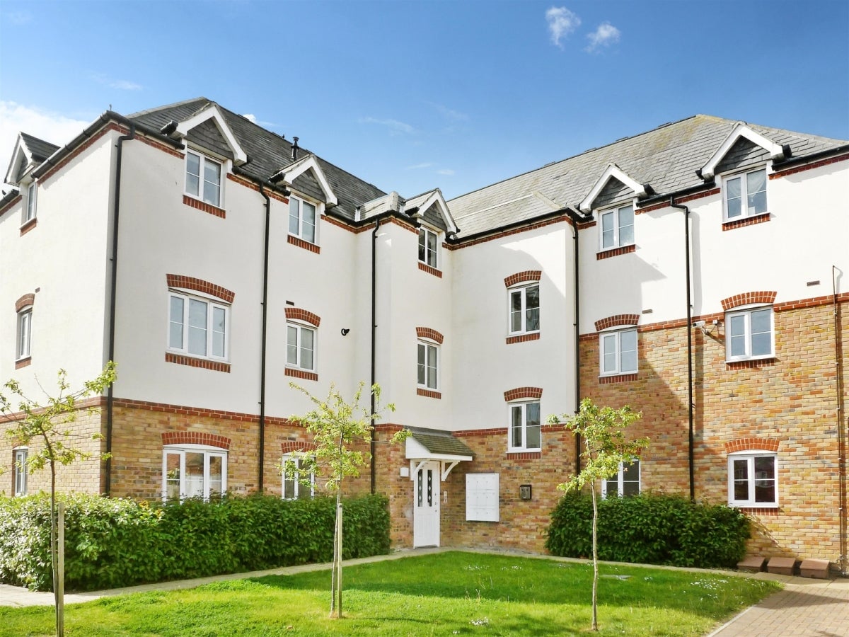 Flat Abelyn Avenue in Borough of Swale