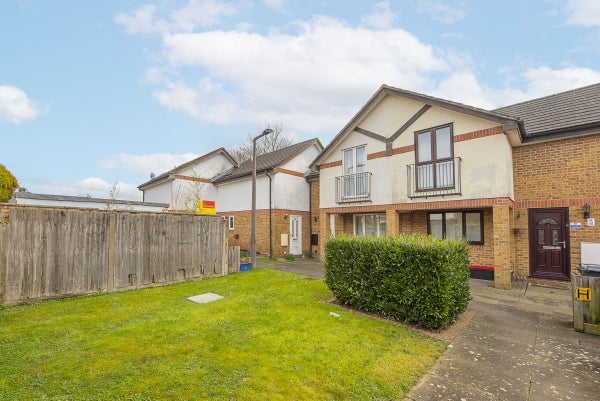 House Hazlitt Close in London