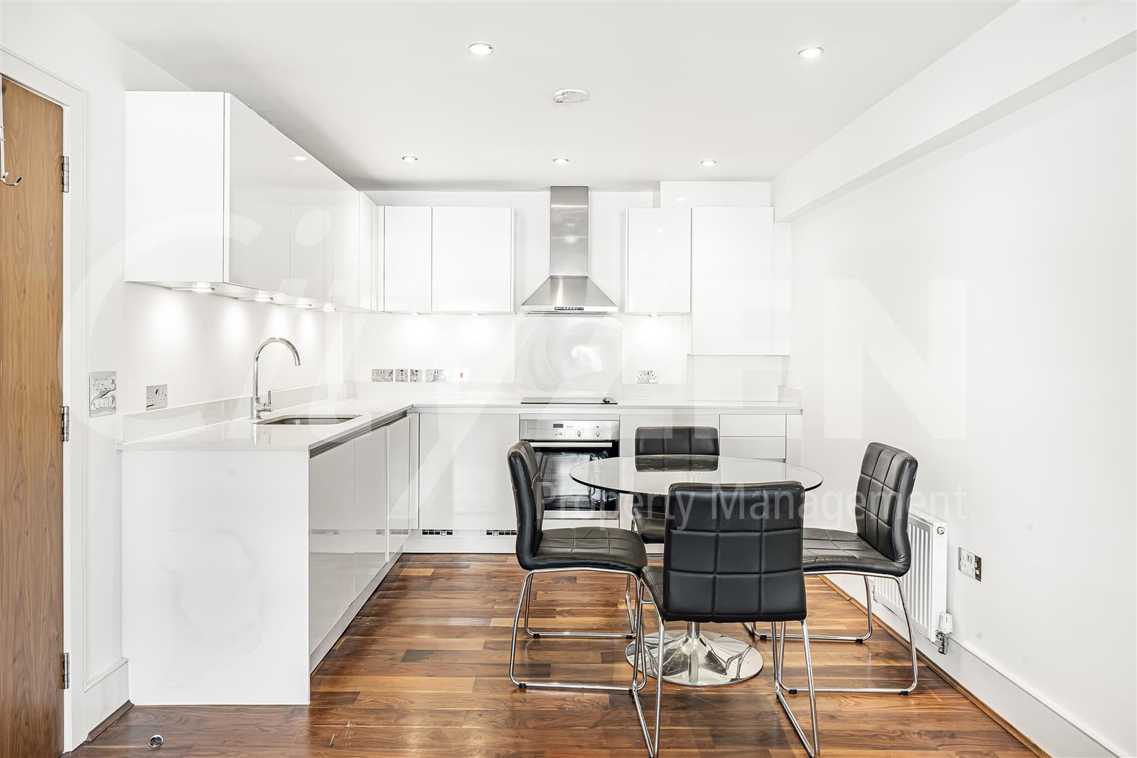 Flat Commercial Road in Greater London