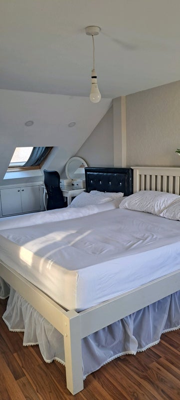 Room Pearcroft Road in Greater London