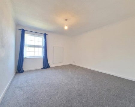 Flat Crowthorne Road in Bracknell