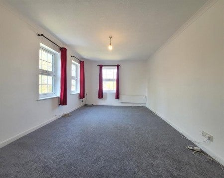 Flat Crowthorne Road in Bracknell
