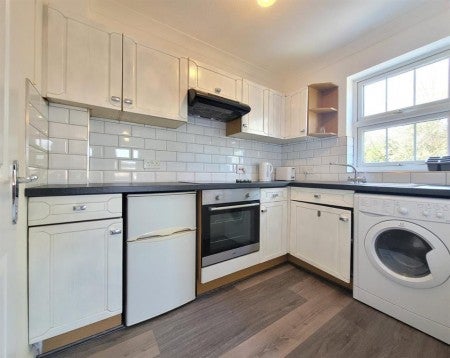 Flat Crowthorne Road in Bracknell