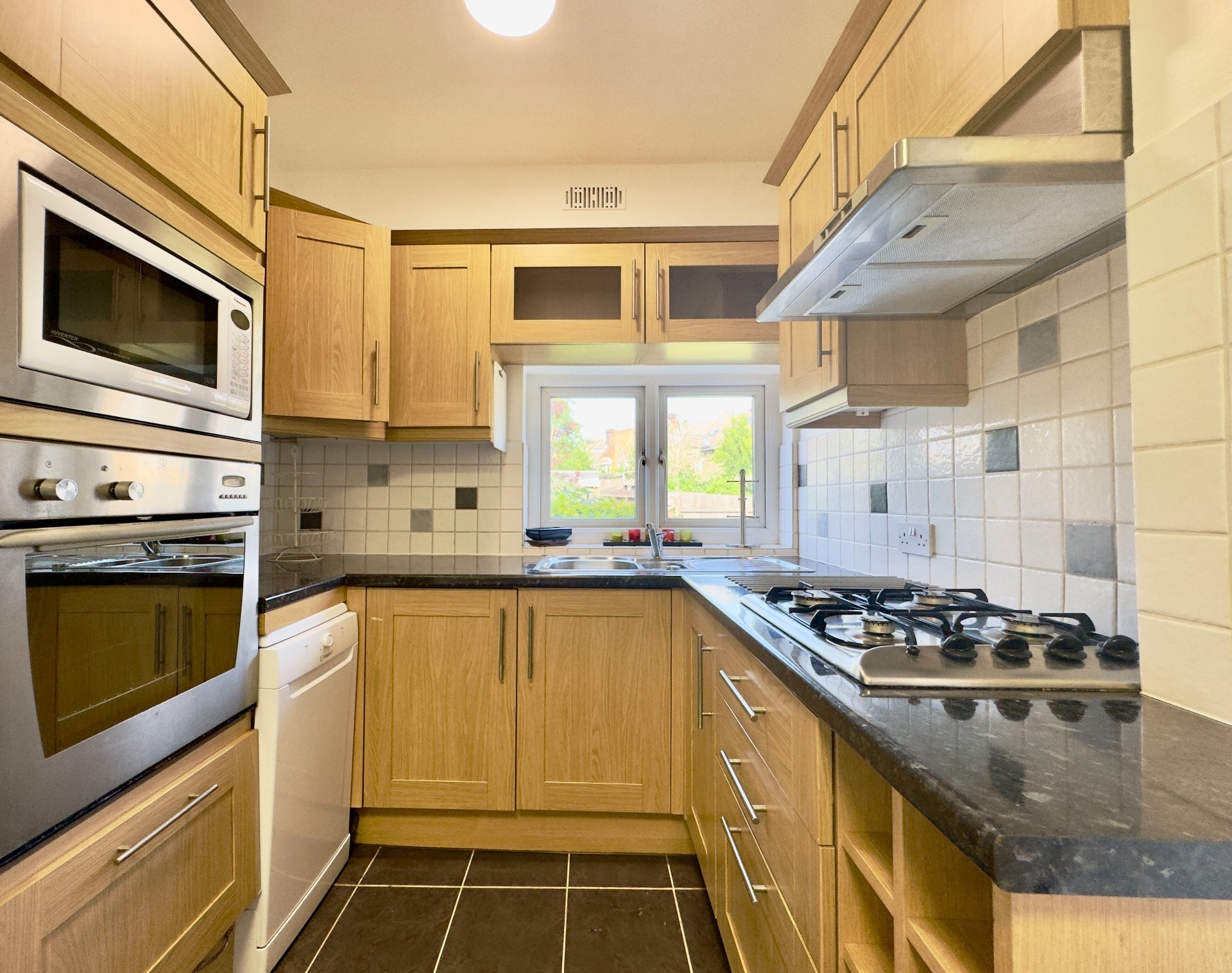 Flat Walm Lane in Greater London