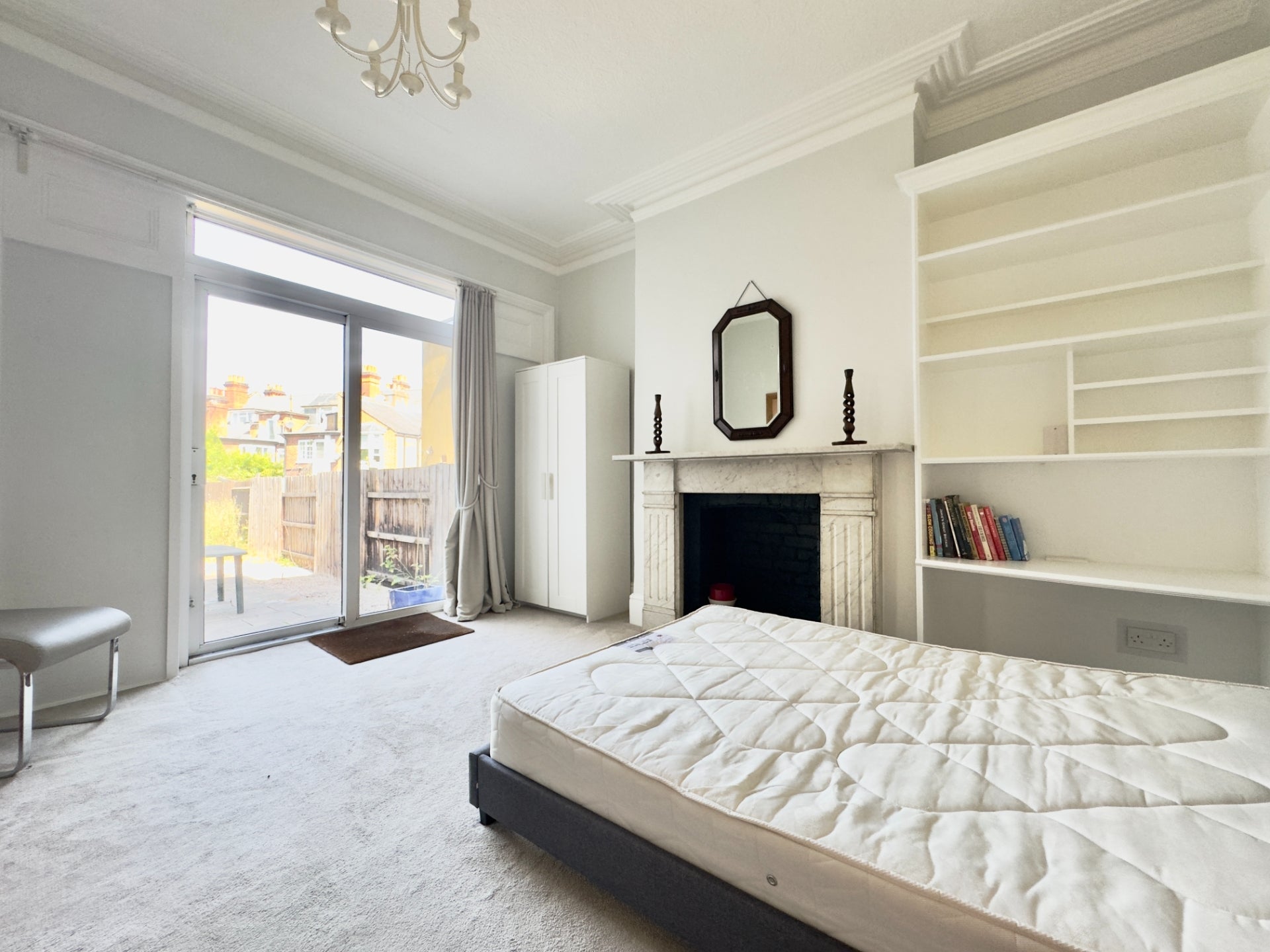 Flat Walm Lane in Greater London