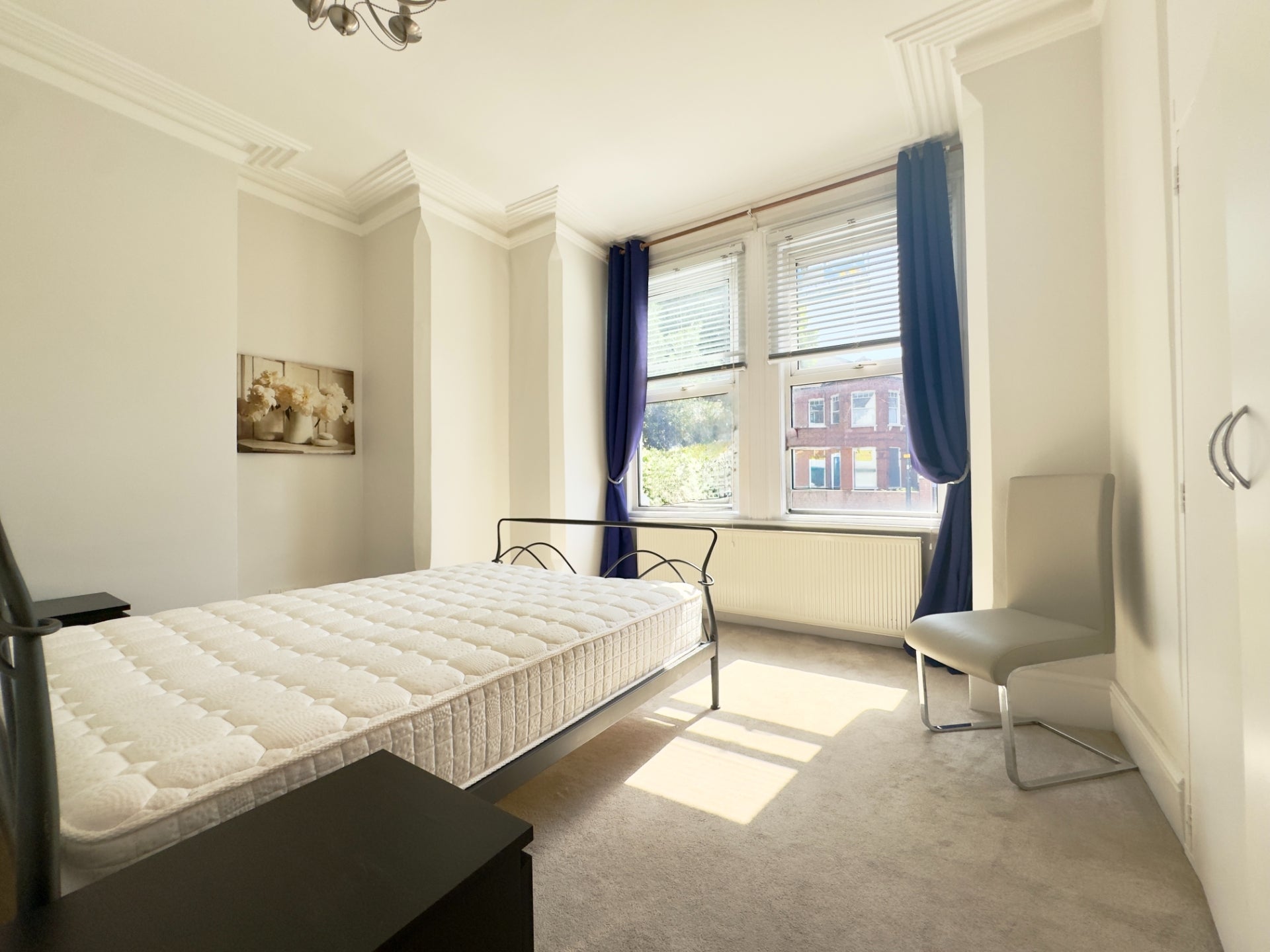 Flat Walm Lane in Greater London