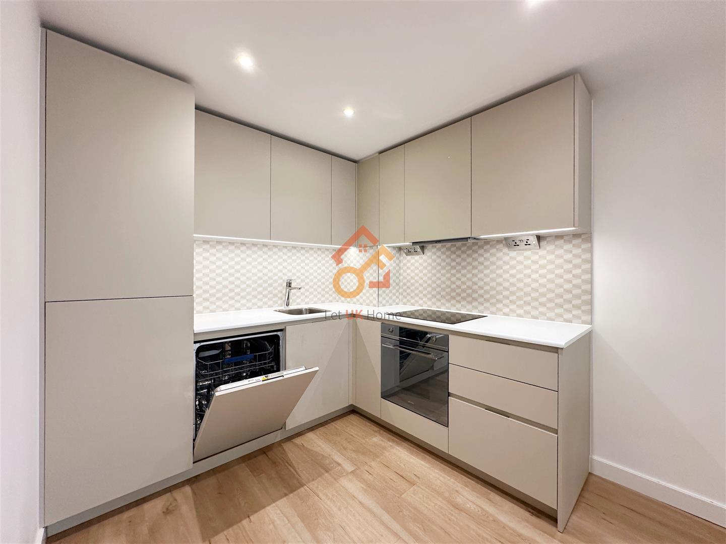 Flat Caversham Road in Greater London