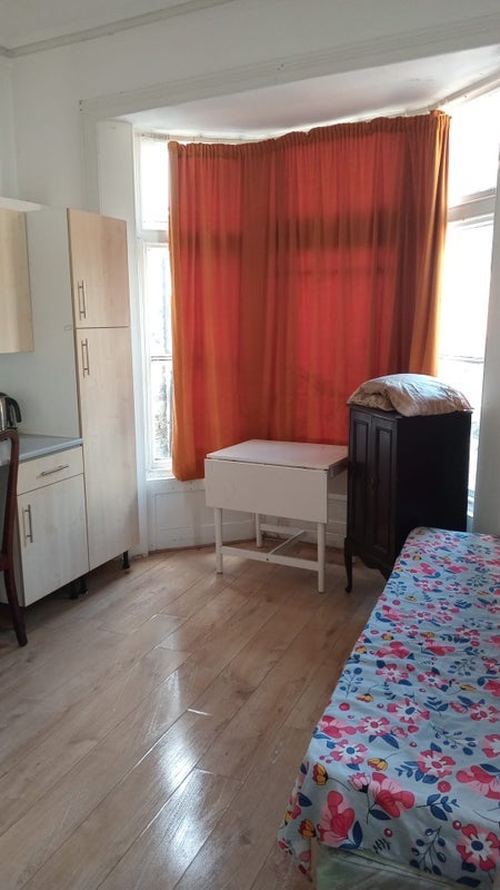 Room Brompton Court in Greater London