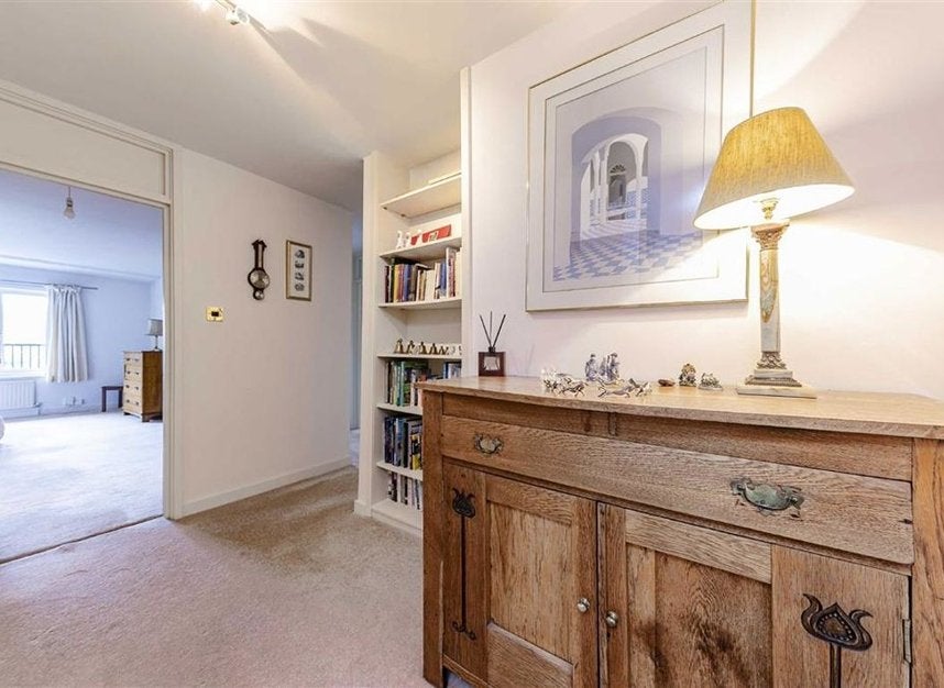 Flat Twickenham Road in Greater London