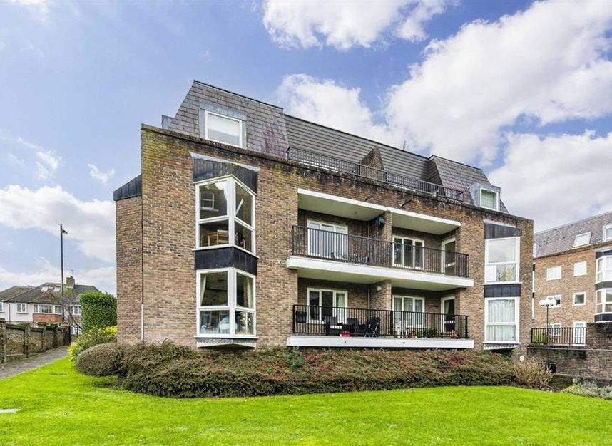 Flat Twickenham Road in Greater London