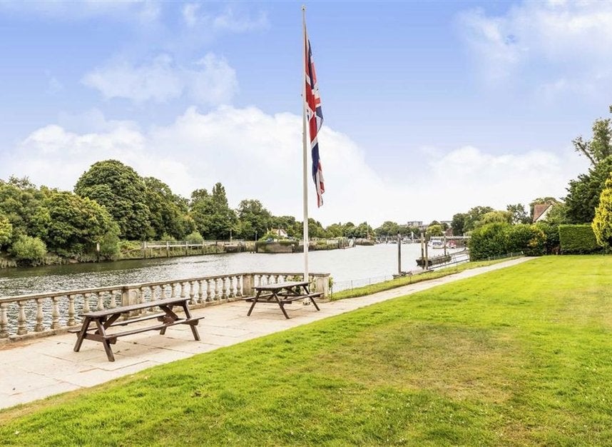 Flat Twickenham Road in Greater London