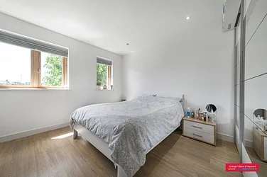Flat Regents Avenue in Greater London