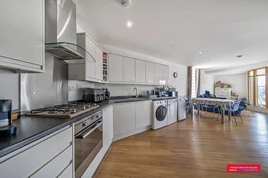 Flat Regents Avenue in Greater London