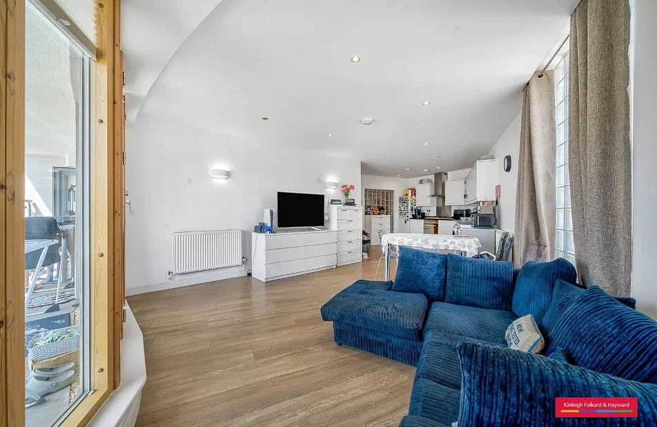 Flat Regents Avenue in Greater London