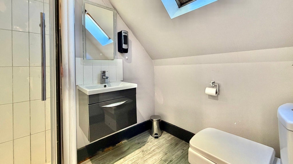 Room Gunnersbury Lane in Greater London
