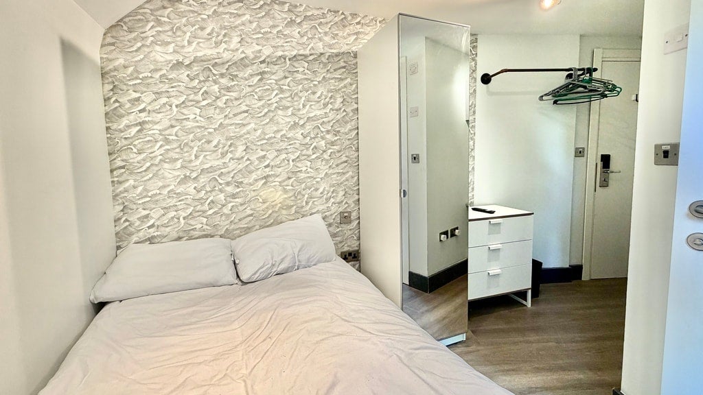 Room Gunnersbury Lane in Greater London