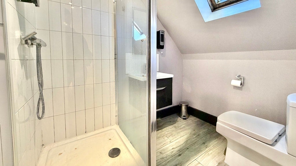 Room Gunnersbury Lane in Greater London