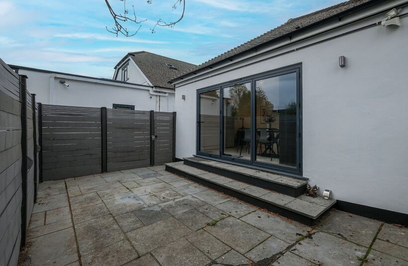 Flat Ellingham Road in Greater London