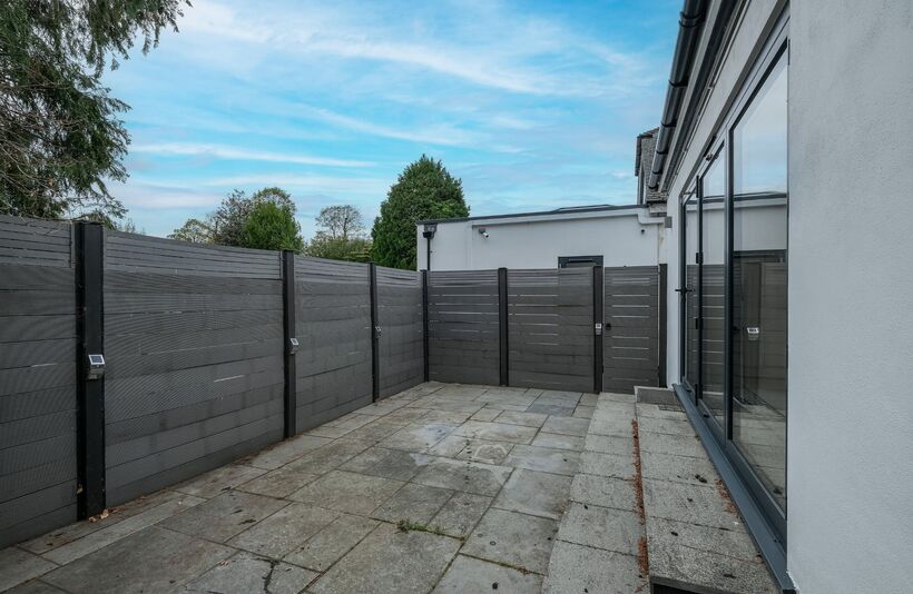 Flat Ellingham Road in Greater London