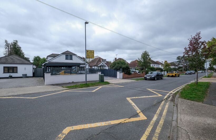 Flat Ellingham Road in Greater London