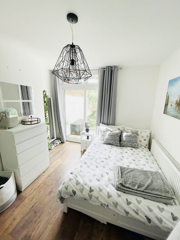 Flat Hempshaw Avenue in Reigate and Banstead