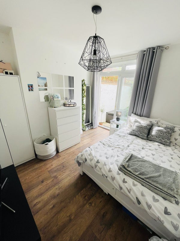 Flat Hempshaw Avenue in Reigate and Banstead