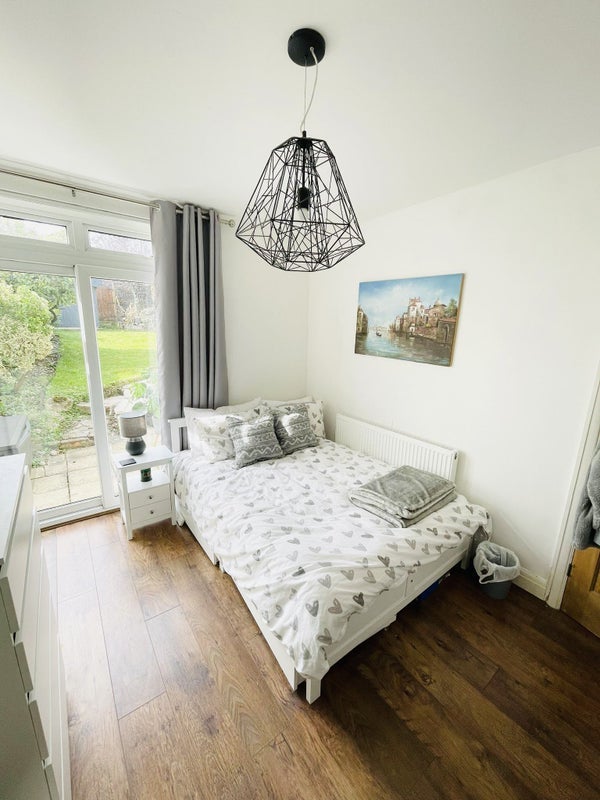 Flat Hempshaw Avenue in Reigate and Banstead