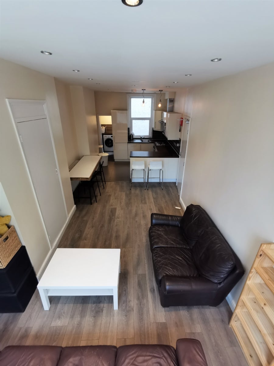 Flat Cleveland Street in Greater London