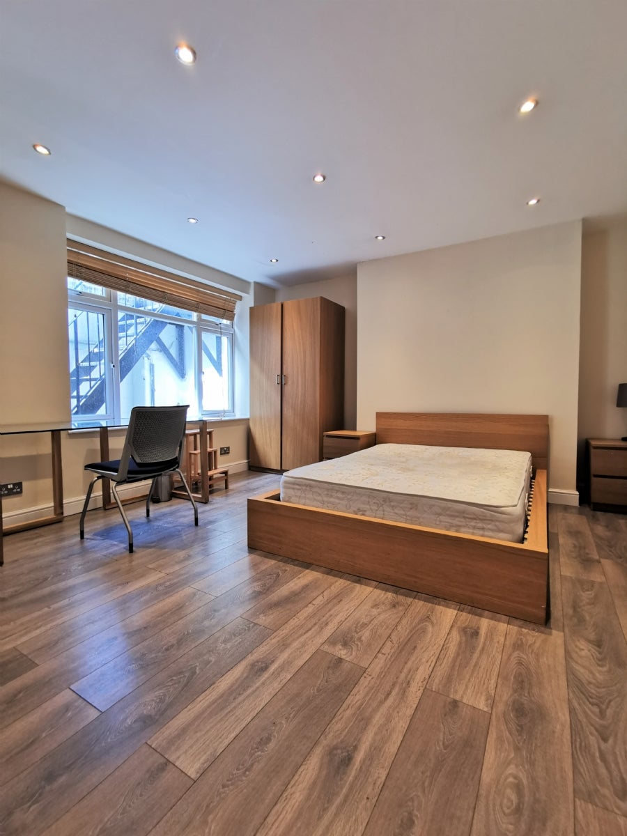 Flat Cleveland Street in Greater London
