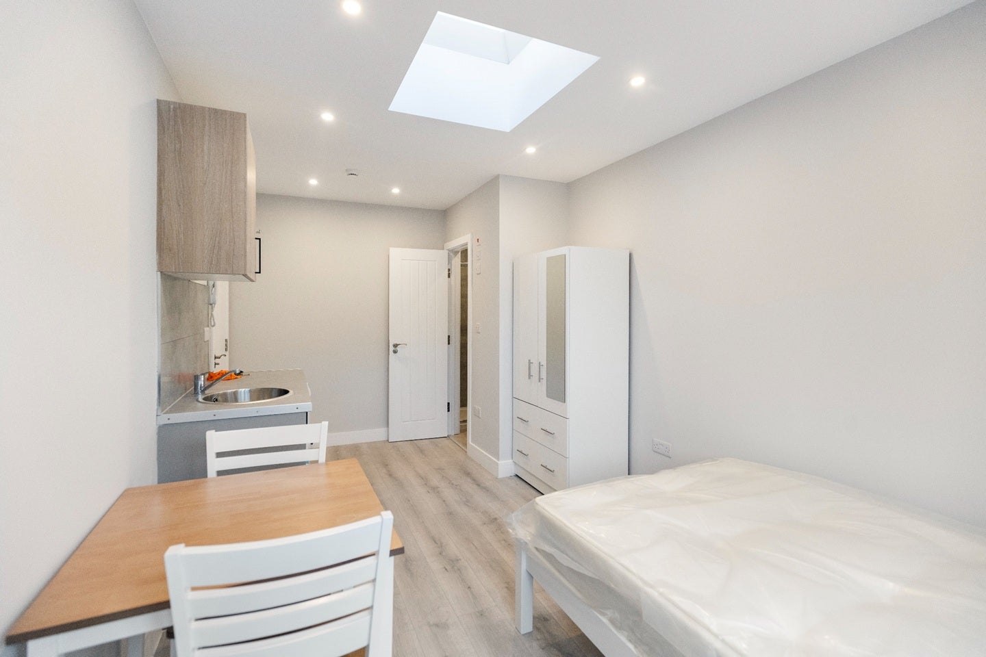 Room Hunters Grove in Greater London